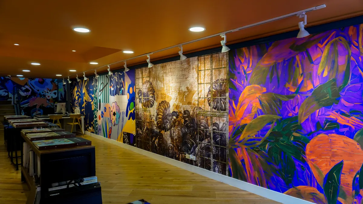 Detalle de texturas de lujo en showroom