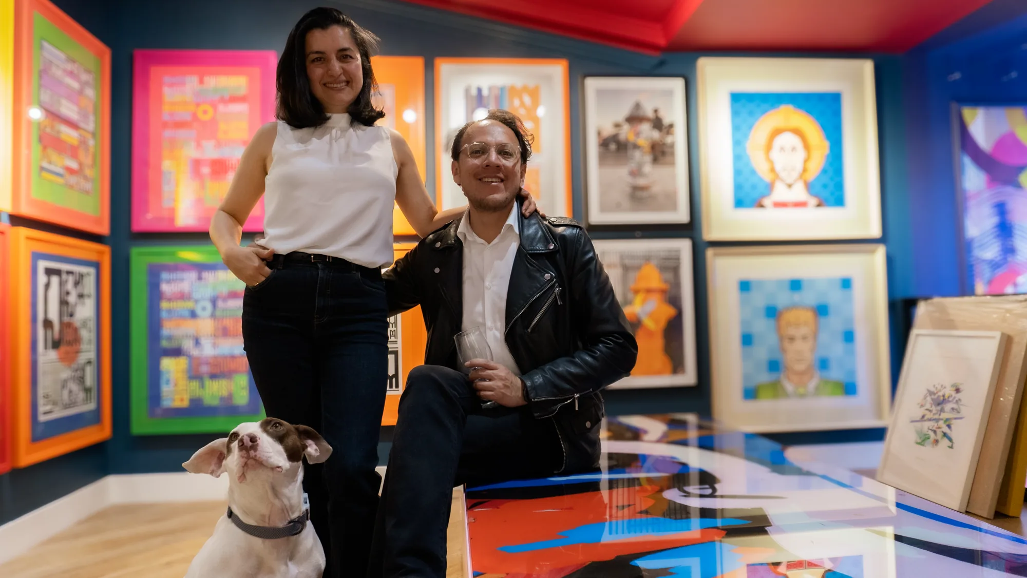 Gimena y Cristian, fundadores de Lirolhaus, en la galería del showroom
